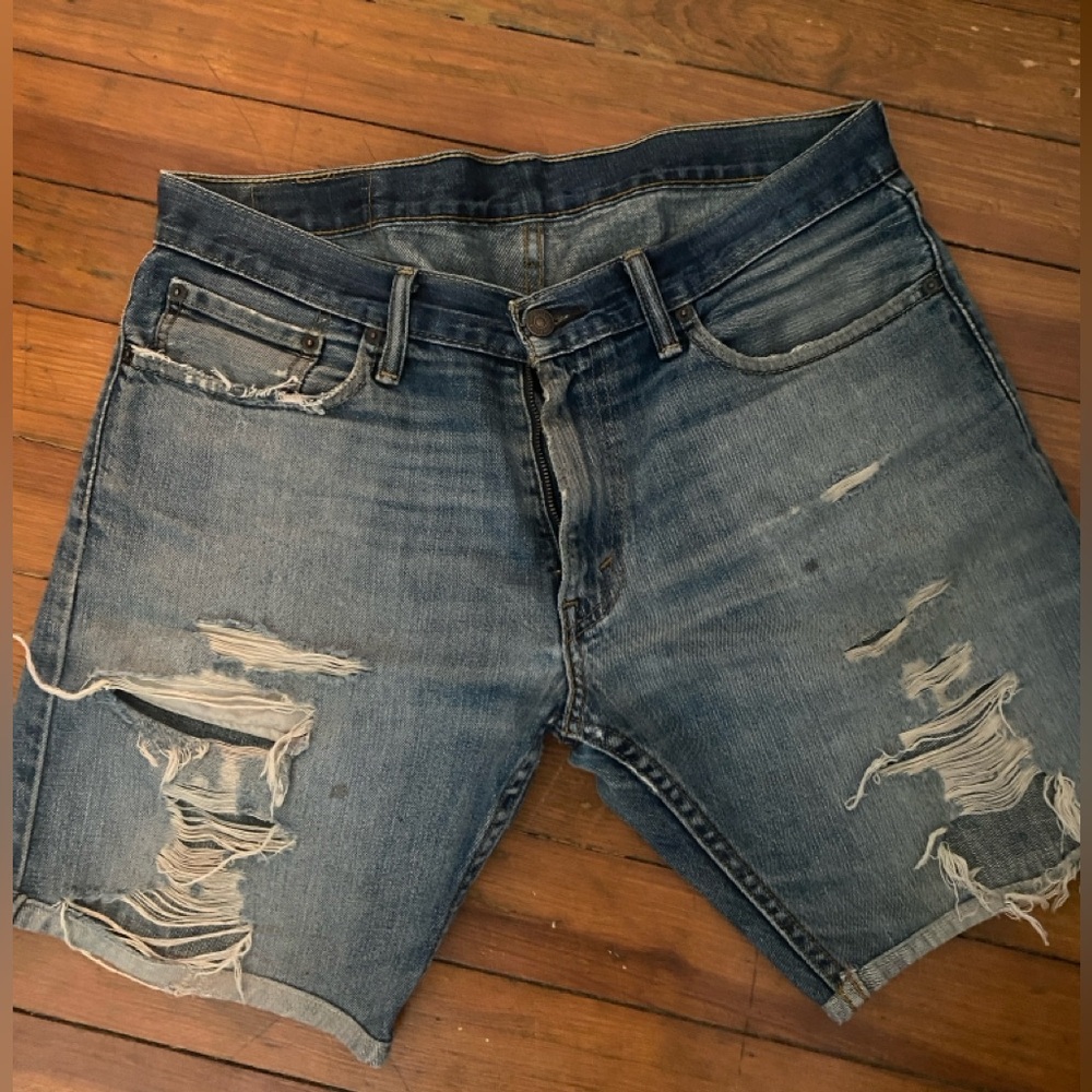 Super distressed Levi’s 511 jorts